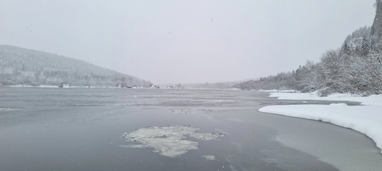 Замерзающая Вишера и молчаливый Ветлан.

Фото: Дирекция ООПТ Пермского..