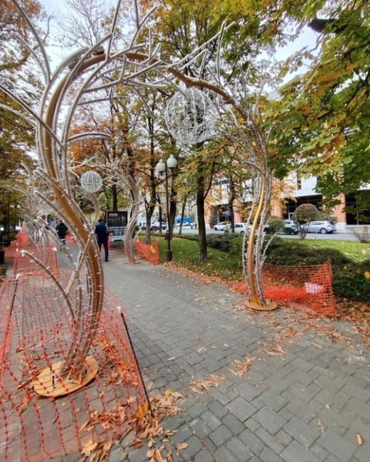 В гостях на Красной 🎄 Ну что сказать: Парк Галицкого поглощает город - и это хорошая новость 😇😂

 Конечно же..