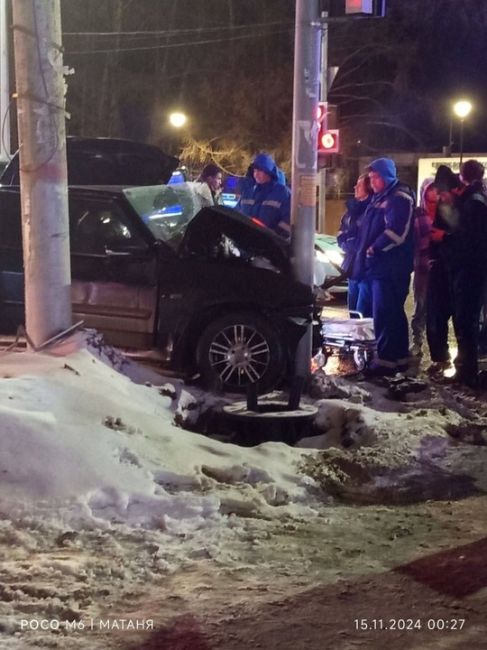 В ночном ДТП в Перми пострадали пять человек

Около полуночи в районе перекрестка шоссе Космонавтов и..