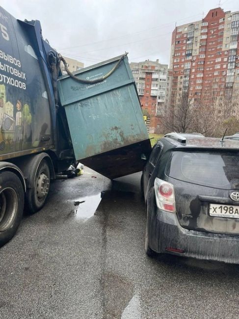 Автолюбитель из Приморского района узнал, что бывает, когда паркуешься возле мусорной площадки. Пухто упало..