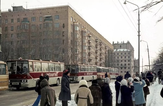 В ожидании автобуса. Новодевичий проезд,..