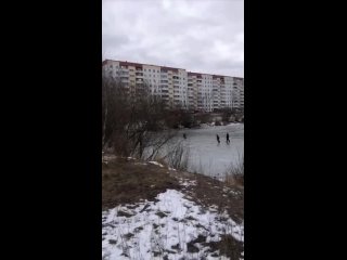 Ребята в Прикамье вышли на лед несмотря на то, что сейчас еще не сформировался прочный лед (более 10 см), а на..