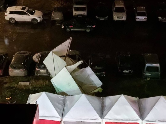 В столицу пришел обещанный адок — в городе бушует пятибалльный шторм. По прогнозам синоптиков, он продлится..