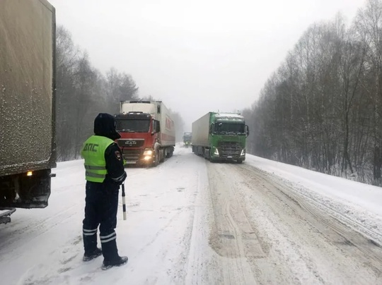 ❄️ ️ «М-5: трасса или каток?» — снегопад парализовал движение в Челябинской области.

Водители жалуются на..