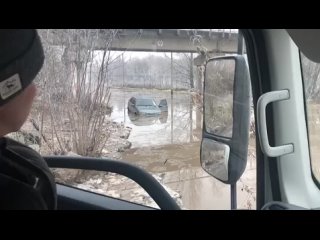 Казань. Улица Крутовская.
До моста и после стоят 2 СНТ. В одном из них живу. Воду сливают на..