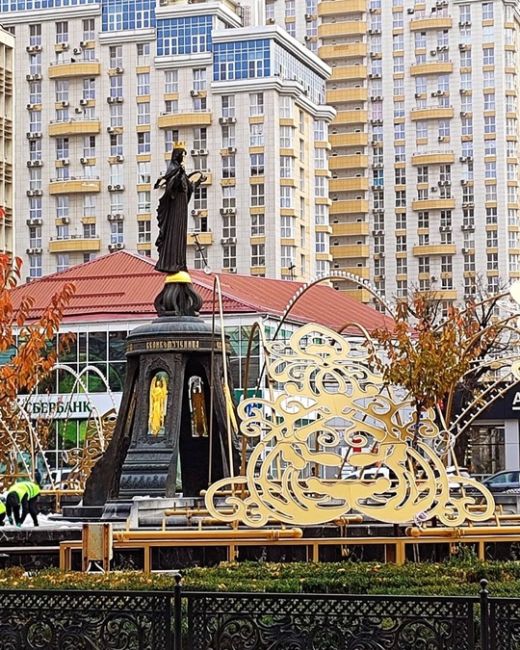 В гостях на Красной 🎄 Ну что сказать: Парк Галицкого поглощает город - и это хорошая новость 😇😂

 Конечно же..