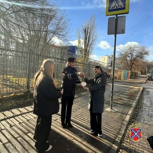 В Волгограде сотрудники полиции поздравили женщин-водителей с Днём матери и сделали им приятные..