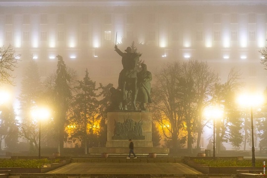 Как удивительно выглядит туманный вечерний Ростов! Какие у вас возникают ассоциации, когда вы смотрите на..