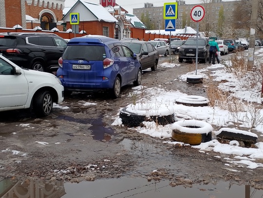 Уважаемые православные! Имейте пожалуйста совесть! Вы приезжая на праздник блокируете своими машинами..