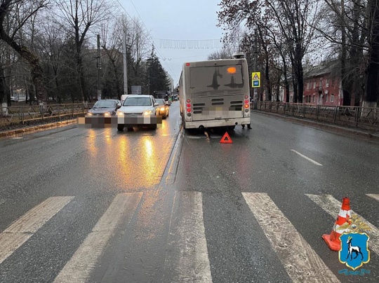 В Самаре автобус 41-го маршрута сбил женщину на проспекте Кирова. Она переходила пешеходный переход на..