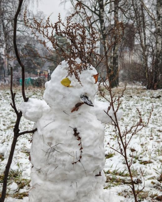 В нижегородских дворах появились первые снеговики - грязевики! Такие милые..