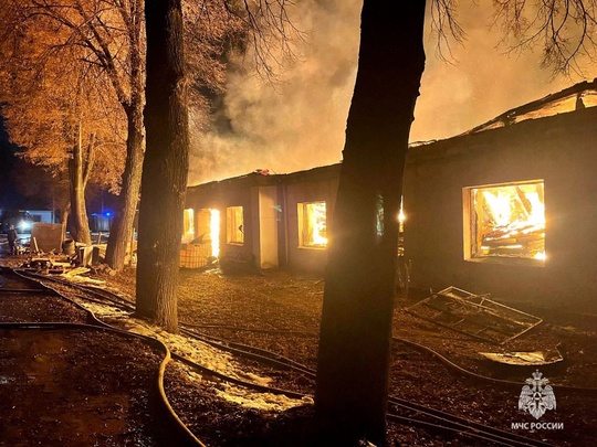 Вчера вечером в Кунгуре загорелось двухэтажное производственное здание с пристройками. Пожар был полностью..