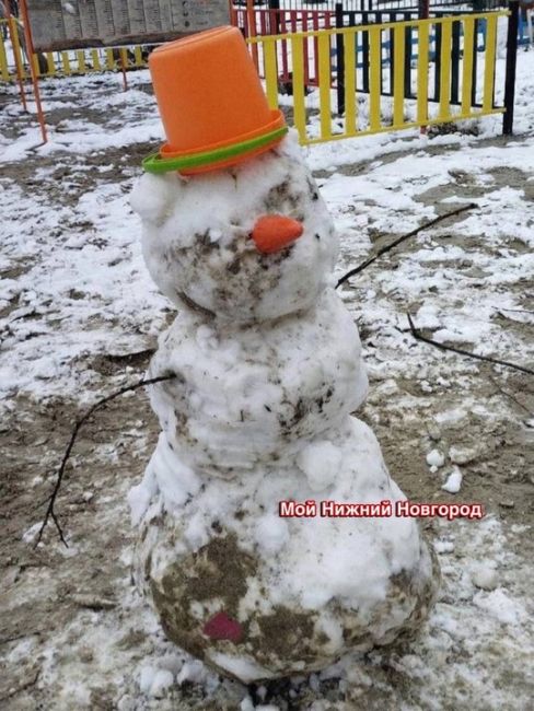 В нижегородских дворах появились первые снеговики - грязевики! Такие милые..