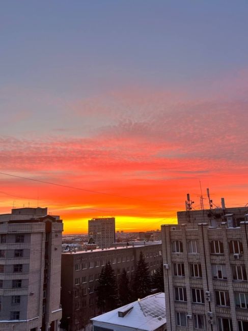 Сегодня в Омске был невероятно красивый закат😍

Кому ещё удалось его..