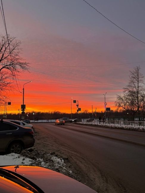 Сегодня в Омске был невероятно красивый закат😍

Кому ещё удалось его..