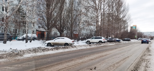 Вопрос к комунальным службам и администрации города! Улица дублер Дмитриева. Каждый год, когда чистят дорогу..