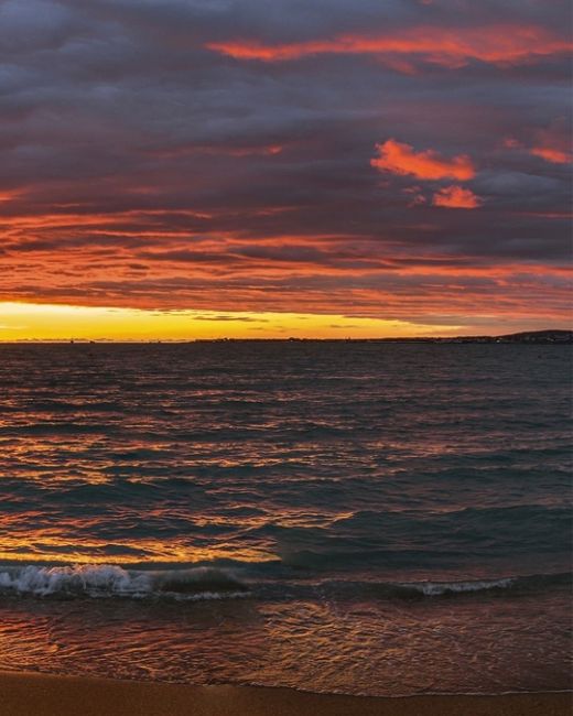 Панорама заката в Геленджике 🌅 

Фото..