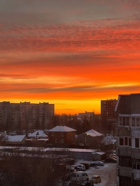 Сегодня в Омске был невероятно красивый закат😍

Кому ещё удалось его..