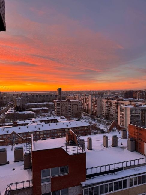 Сегодня в Омске был невероятно красивый закат😍

Кому ещё удалось его..