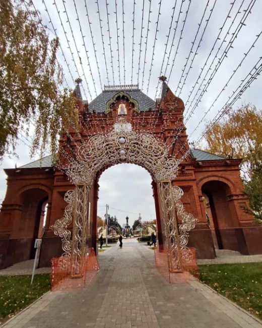 В гостях на Красной 🎄 Ну что сказать: Парк Галицкого поглощает город - и это хорошая новость 😇😂

 Конечно же..