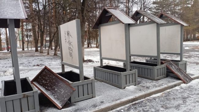 😤В уфимском сквере вандалы разгромили стенды с портретами героев 

В Уфе вандалы разгромили стенды в сквере..