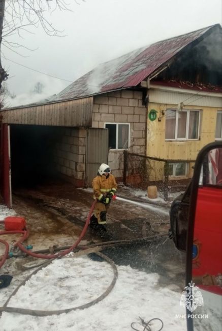 🔥2 человека спасены из огня на пожаре в Пермском крае 

В г. Оса из-за короткого замыкания в электропроводке..