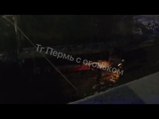 На месте возгорания автобуса находятся экстренные..