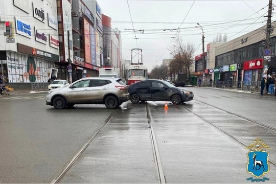 Самаре на перекрестке возле ТЦ «Аврора» столкнулись две иномарки

В результате аварии девушка получила..