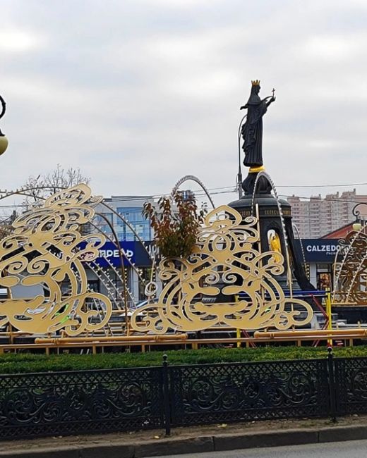 В гостях на Красной 🎄 Ну что сказать: Парк Галицкого поглощает город - и это хорошая новость 😇😂

 Конечно же..