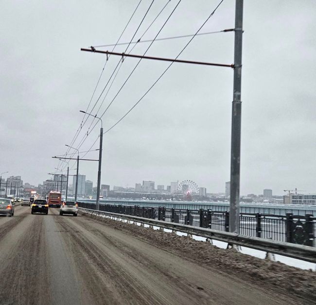 Тротуары на Октябрьском мосту снова доступны для пешеходов

Закрыты они были с ноября 2022 года. Тротуары..