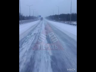 От подписчиков 

Автомагистраль. Гололед и сильный боковой ветер. Будьте осторожны 

Подпишись 👉🏻..