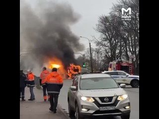 Ни дня без ЧП с лазурными автобусами: очередной сгорел в Кронштадте

Сегодня в обеденный перерыв петербуржцы..