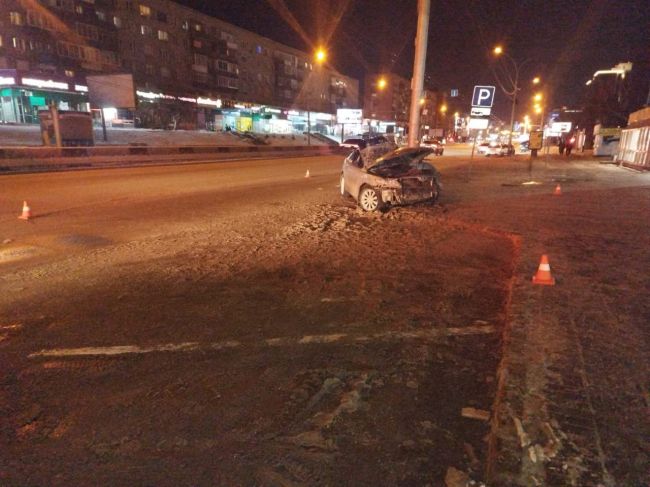 Camry въехала в столб на Красном проспекте в Новосибирске 

Авария произошла накануне вечером. В результате ДТП..