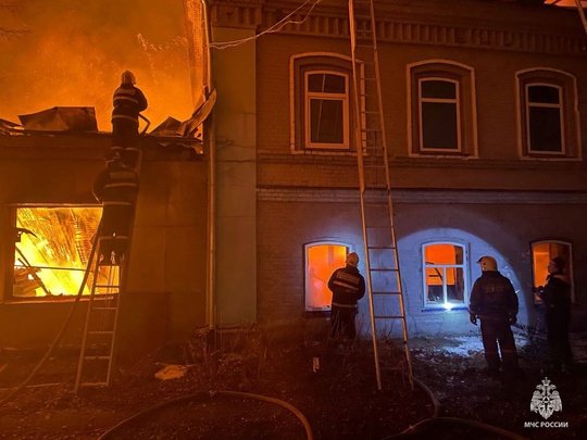 Вчера вечером в Кунгуре загорелось двухэтажное производственное здание с пристройками. Пожар был полностью..