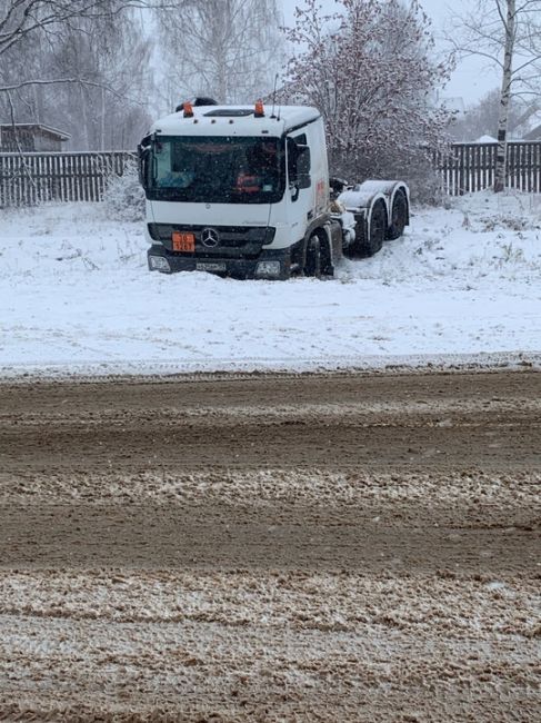 У деревни Тарова в Кудымкарском округе опрокинулся бензовоз. Пострадавших нет.

Фото: Ирина..