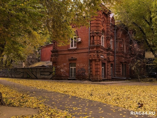 «Дом архитектора» в центре Волгограда – скрытая от глаз жемчужина старого Царицына! 👏😍

🏡 Прогуливаясь..