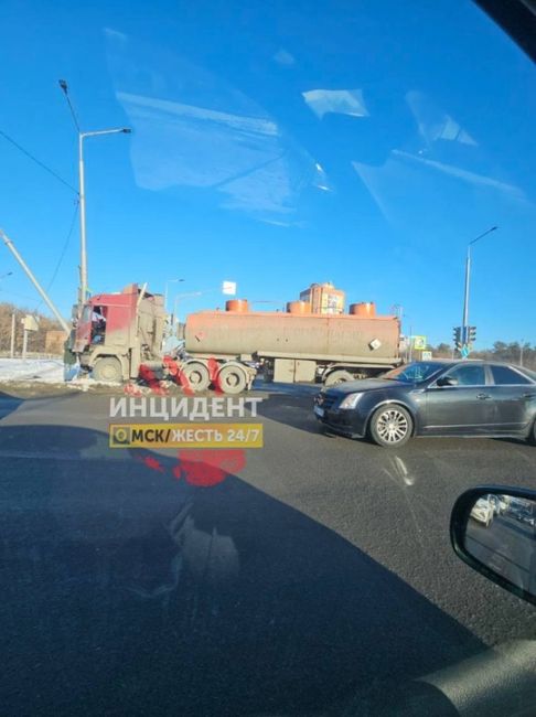 На перекрёстке Заозоерной  Королева большегруз протаранил столб.

Новости без цензуры (18+) в нашем..