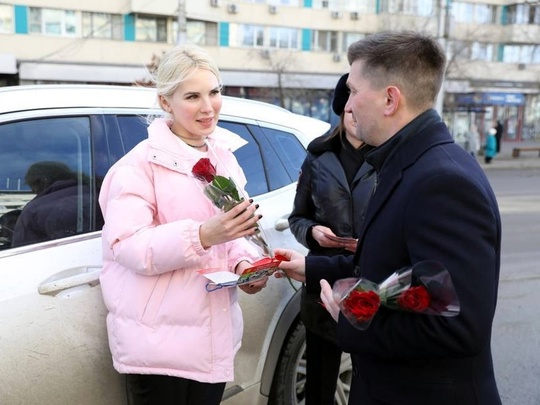 В Волгограде сотрудники полиции поздравили женщин-водителей с Днём матери и сделали им приятные..