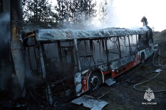 Фото от МЧС. Ликвидация последствий пожара после ДТП в Закамске с..