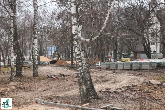 Парк "1 Мая" закрыт на благоустройство, заглянуть можно только через ограду.

Сейчас рабочие в парке:
— кладут..