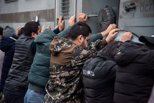 Полторы тысячи мигрантов выслали из Красноярского края за рубеж с начала 2024-го. Это в два с лишним раза..