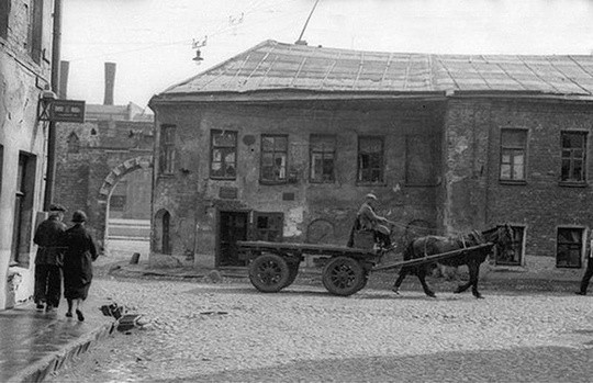 Зарядье, 1934. Вид из Псковского переулка в сторону Проломных ворот, сейчас здесь нависает Парящий мост.

Фото:..