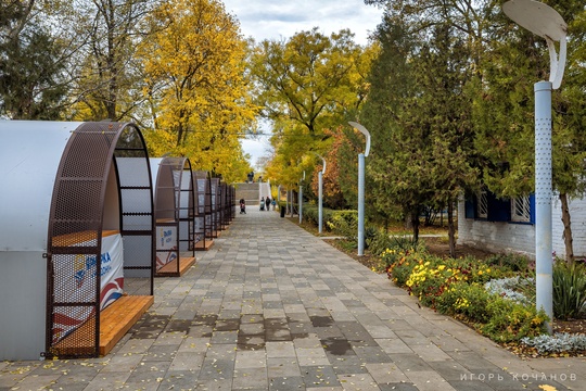 Якоря, русалки, чайки, это всё в таганрогском Приморском..