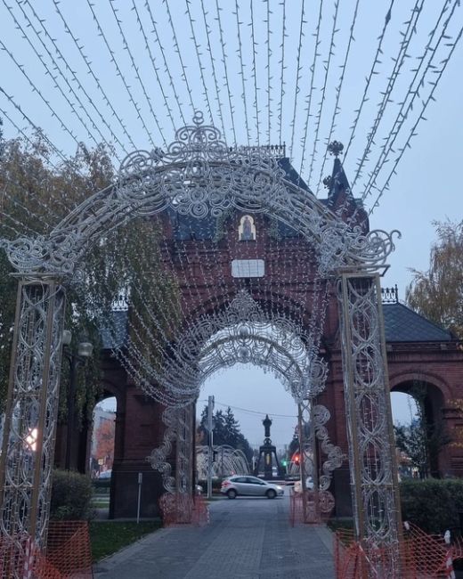 На арках на Красной протягивают многочисленные гирлянды 

Фото..