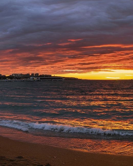 Панорама заката в Геленджике 🌅 

Фото..