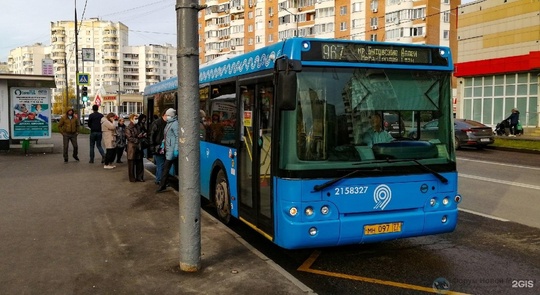 Одна из пассажирок автобуса №83 выпала из салона. Она получила травмы, так как транспорт был в движении. 
..