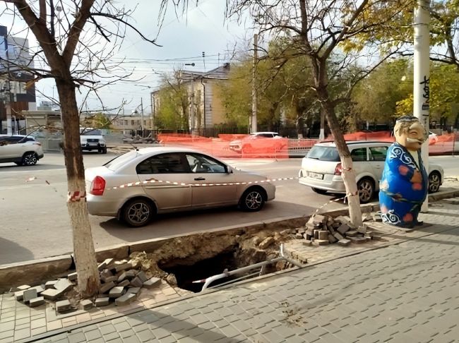 «Случайно шагнул в неизвестность»: в Волгограде прохожие спасли провалившегося в яму пенсионера! 🥺🤝

⚡️..