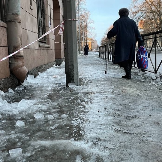 В Петербурге мужчина сломал лодыжку, поскользнувшись на льду возле клиники 

Инцидент произошёл во..