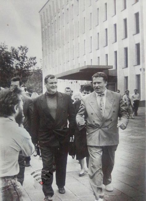 В.В.Жириновский , 1994 год.. 
В.В.Жириновский в кабинете Б.Е.Немцова , 1994 год. 
 
Немцов и Жириновский если мягко..