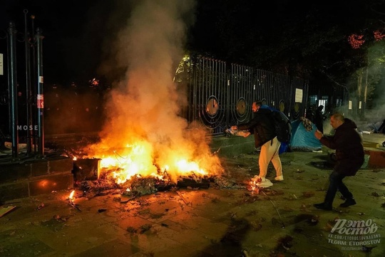 🔥⚠️ Массовые ночные беспорядки в Грузии. Протестующие не согласны с результатами выборов и считают, что в..